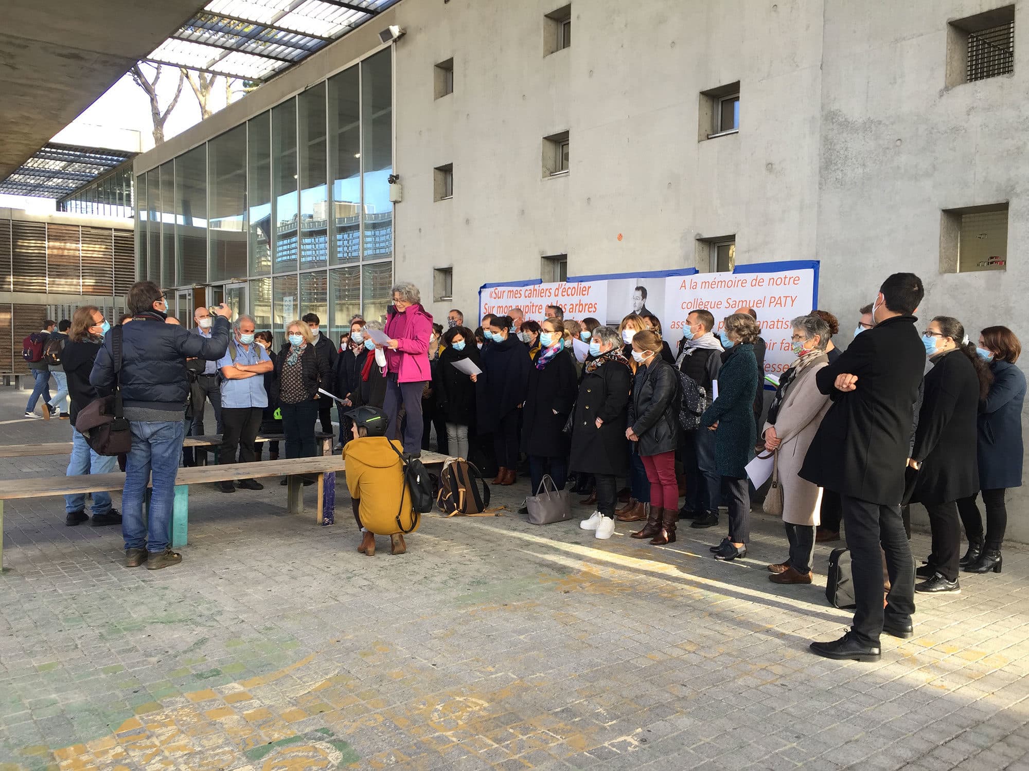 Mobilisation au lycée Magendie pour soutenir un enseignant accusé de propos homophobes par un élève