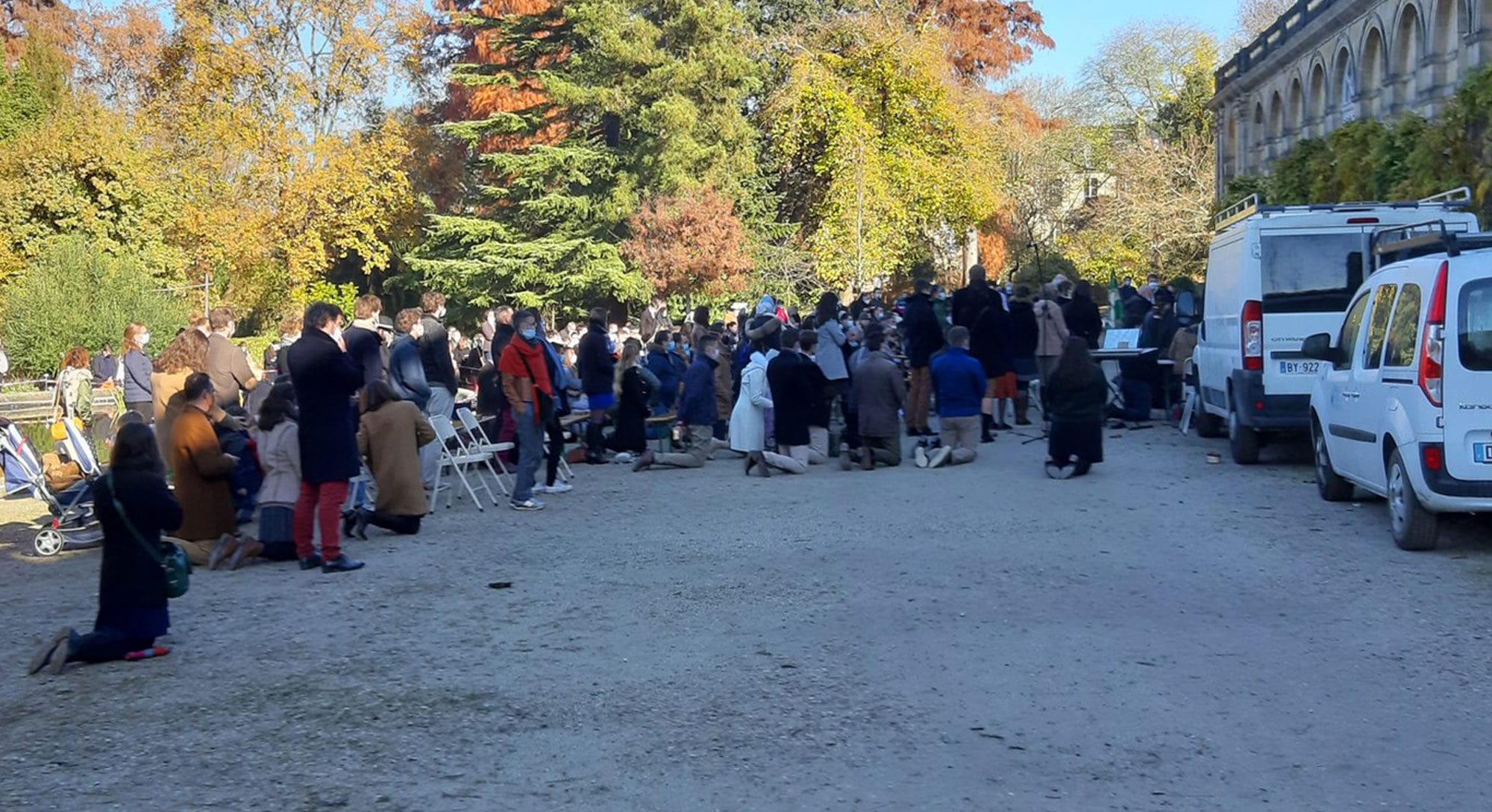 Des catholiques intégristes célèbrent une messe au Jardin Public en guise de manifestation revendicative