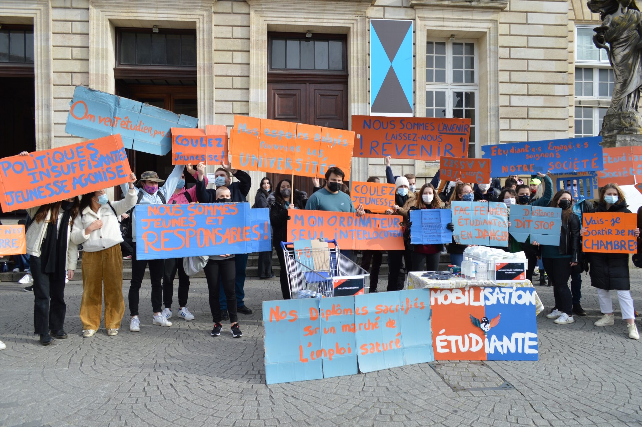 Les étudiants se sont mobilisés place de la Victoire pour réclament la réouverture des Universités