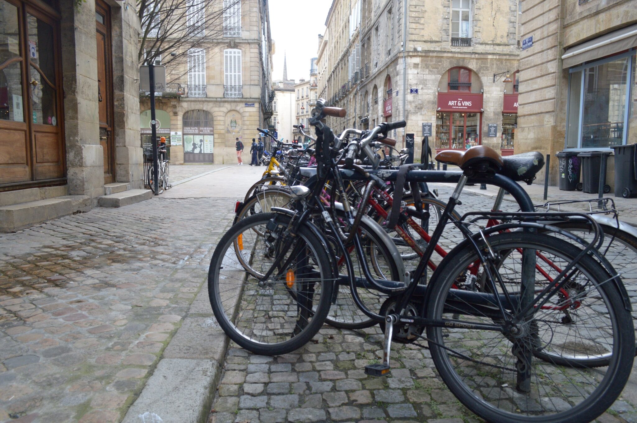 Des vélos stationnés près de la place du Palais, à Bordeaux