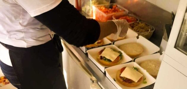 Patron d’un food truck pour 1800 euros par mois, Tristan, a « toujours peur d’attraper un truc »