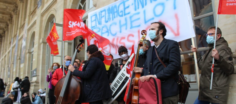 Des intermittents célèbrent en silence les « Défaites de la musique » et la « mort de la culture »