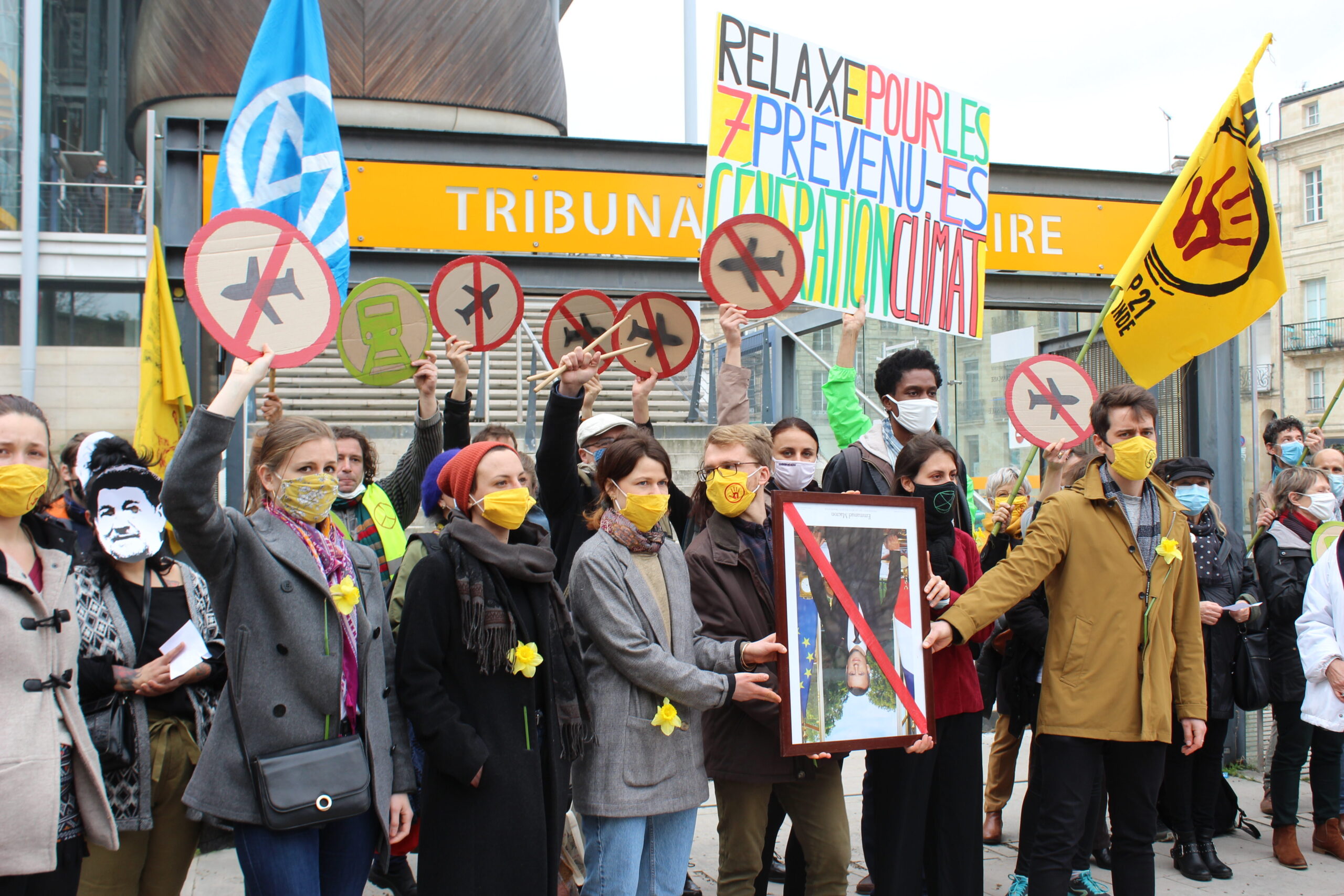 Jugés pour intrusion dans l’aéroport de Mérignac, les sept activistes attendent un verdict clément