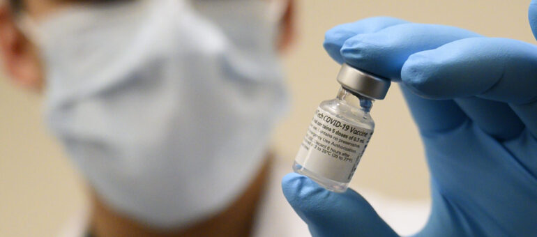 Vaccins contre la Covid-19 : le rapport bénéfices-risques criblé par deux experts du CHU de Bordeaux