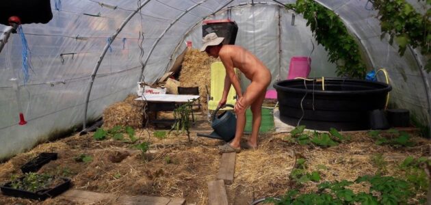 La Journée mondiale du jardinage nu, pour vous donner envie de biner