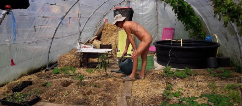 La Journée mondiale du jardinage nu, pour vous donner envie de biner