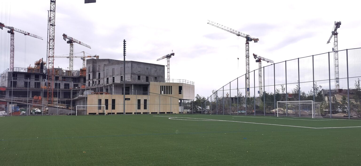 Le stade de foot du parc Suzanne Lenglen donnant sur le futur groupe scolaire (Crédits : KS/Rue89 Bordeaux)