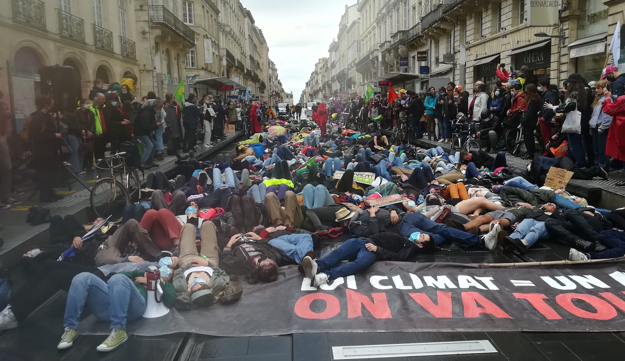 A la « Marche d’après » à Bordeaux, un millier de manifestants atterrés par la loi climat