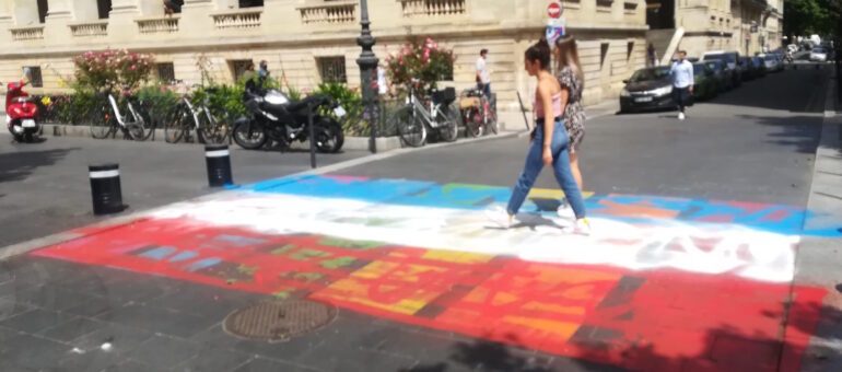 Le passage piéton arc-en-ciel à Bordeaux vandalisé et repeint en bleu-blanc-rouge