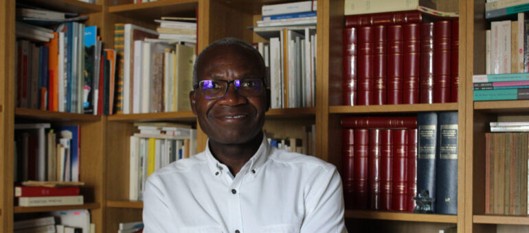 De Brazzaville à Bordeaux, le poète et psy Gabriel Okoundji en quête de sens
