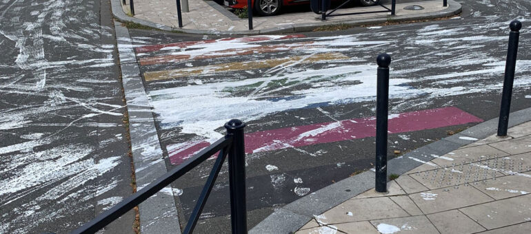Nouvelle dégradation du passage piéton arc-en-ciel à Saint-Genès