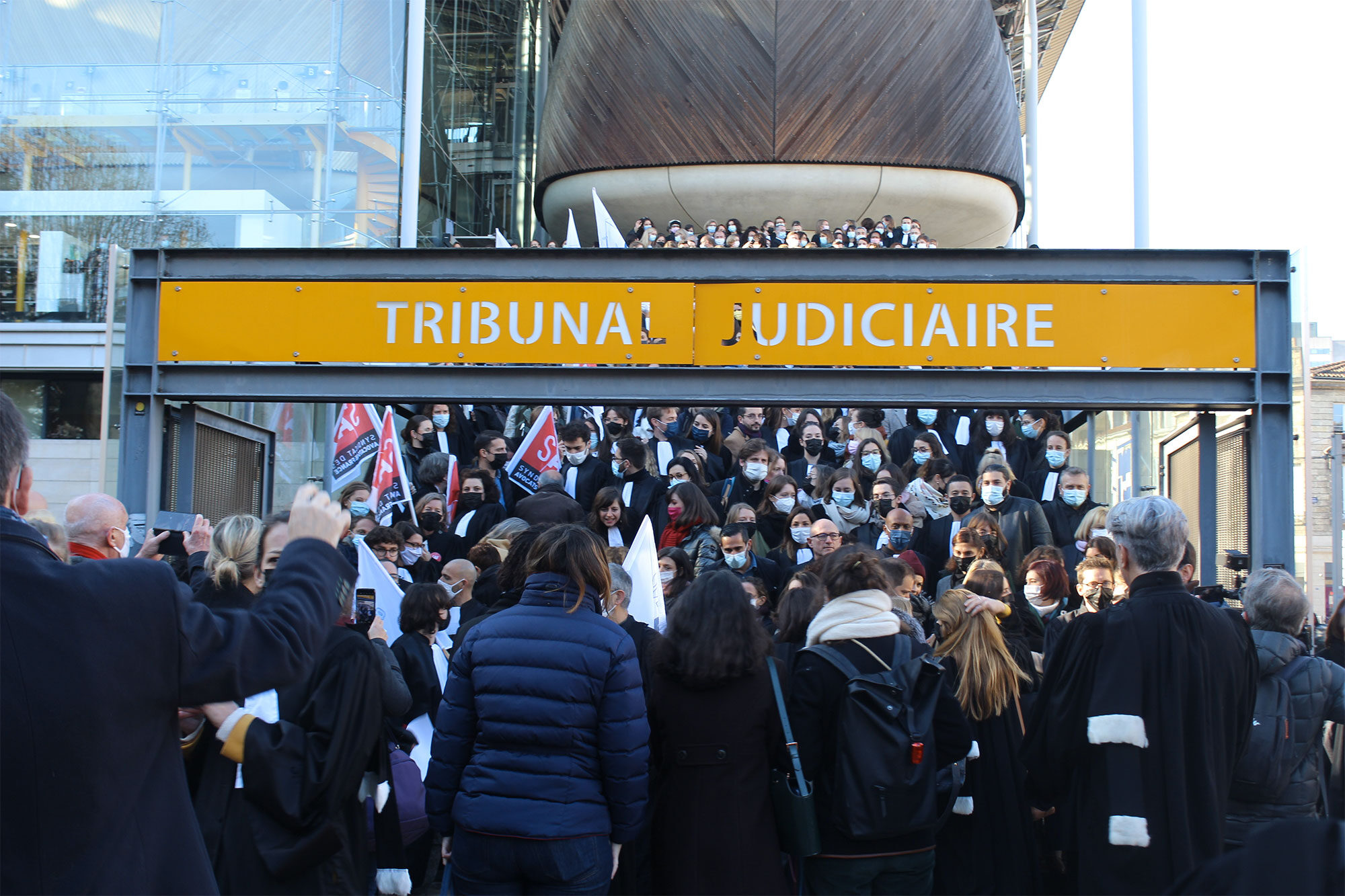 300 magistrats, greffiers et avocats dénoncent à Bordeaux une « justice à bout de souffle »