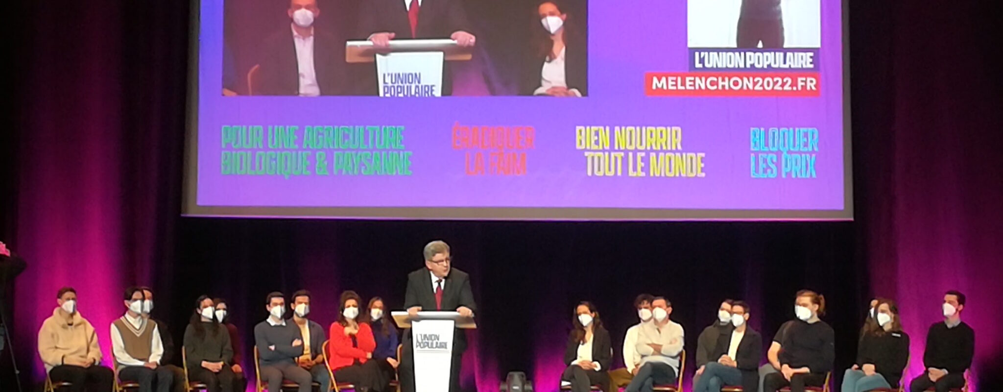 Mélenchon met les bouchées doubles en meeting à Bordeaux