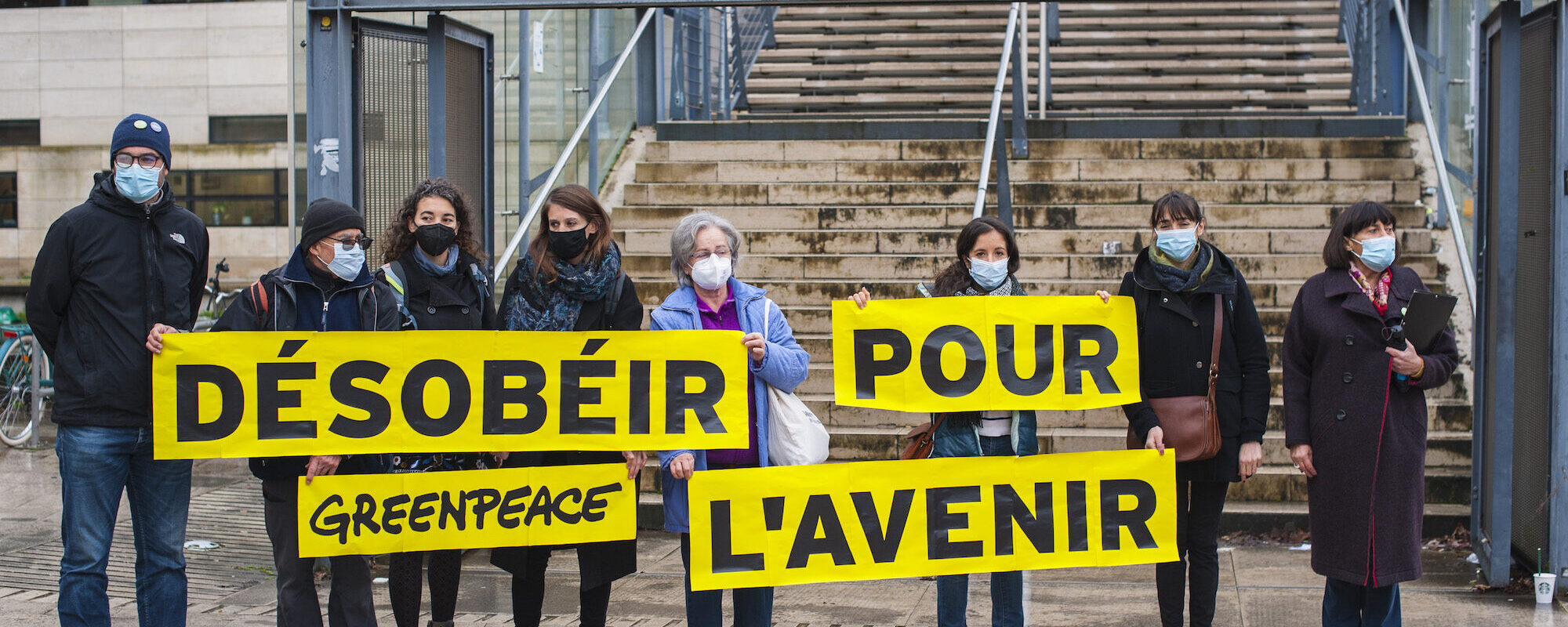 A Bordeaux, les deux militants de Greenpeace coupables de dégradations à la craie mais dispensés de peine