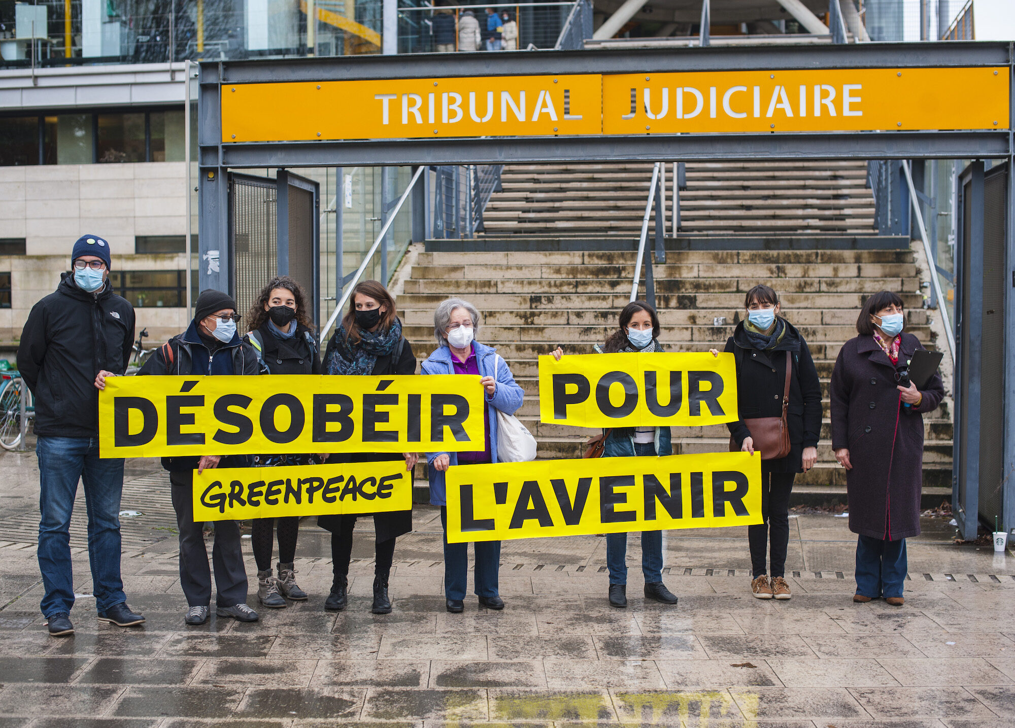 A Bordeaux, les deux militants de Greenpeace coupables de dégradations à la craie mais dispensés de peine
