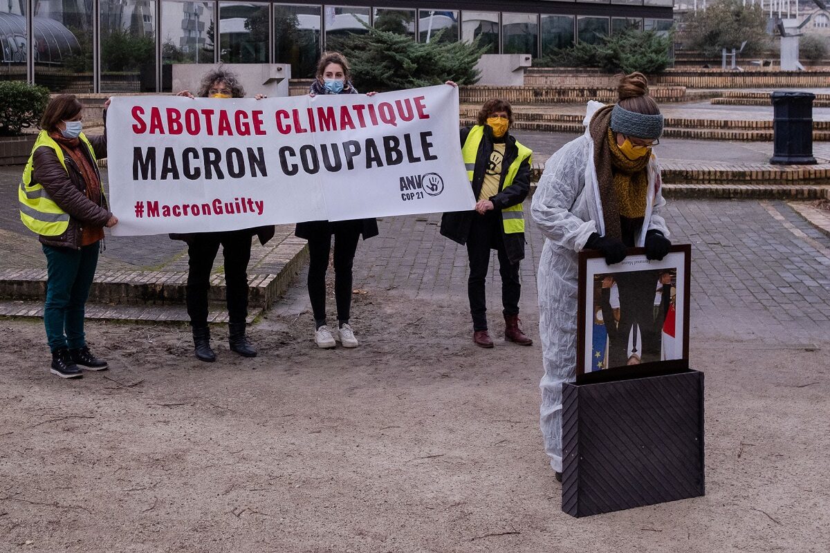 A Bordeaux, le portrait officiel d’Emmanuel Macron plongé dans du (faux) pétrole par des militants écologistes