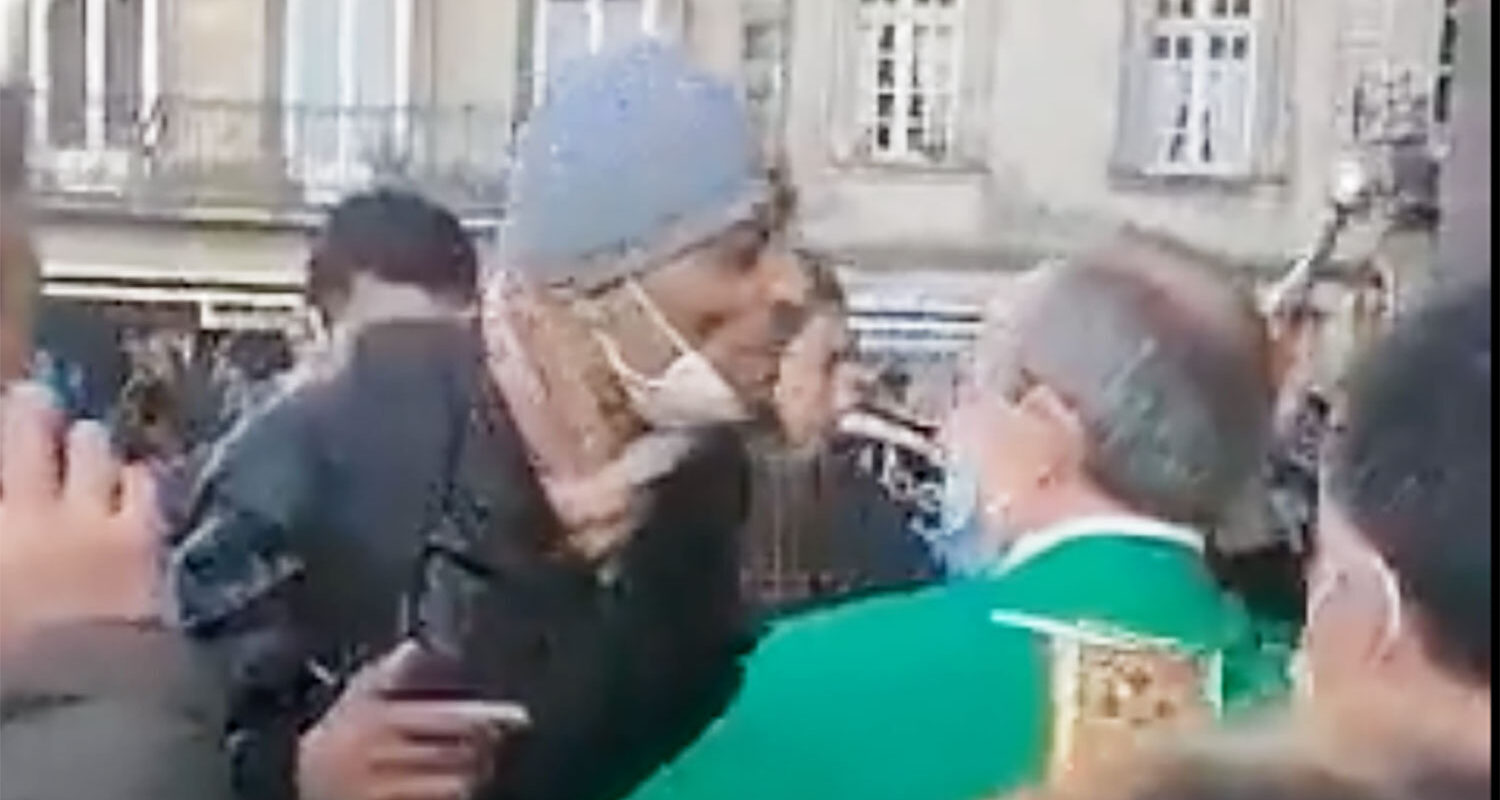 Un prêtre reçoit un crachat devant la basilique Saint-Michel à Bordeaux, l’extrême droite exploite l’incident