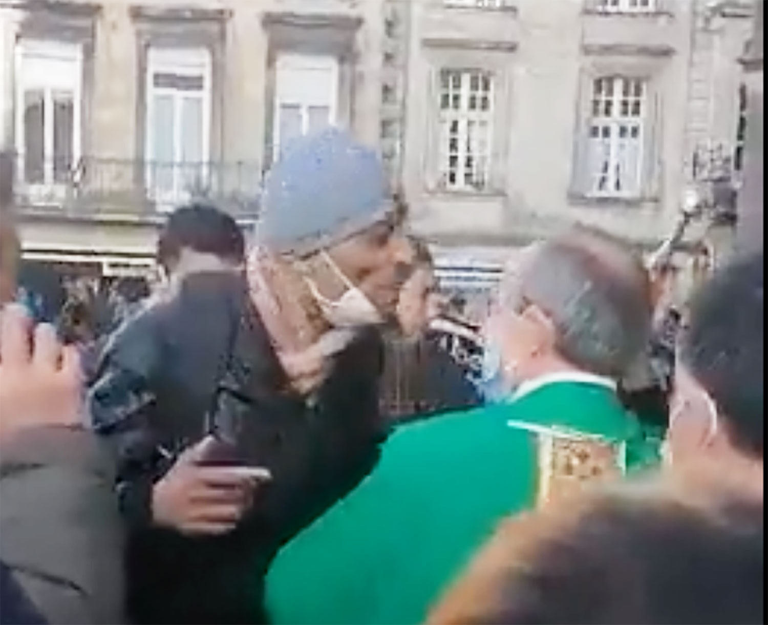 Un prêtre reçoit un crachat devant la basilique Saint-Michel à Bordeaux, l’extrême droite exploite l’incident