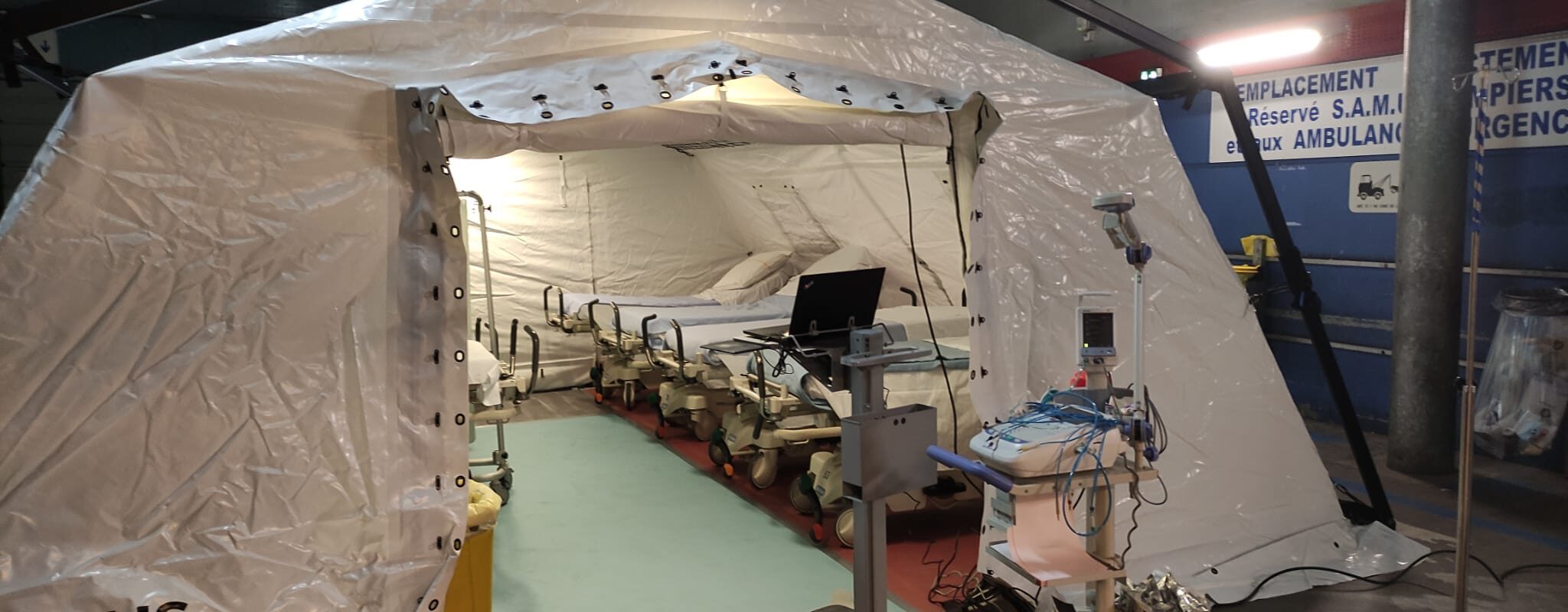 Au CHU de Bordeaux, les urgences en crise accueillent les patients sous la tente
