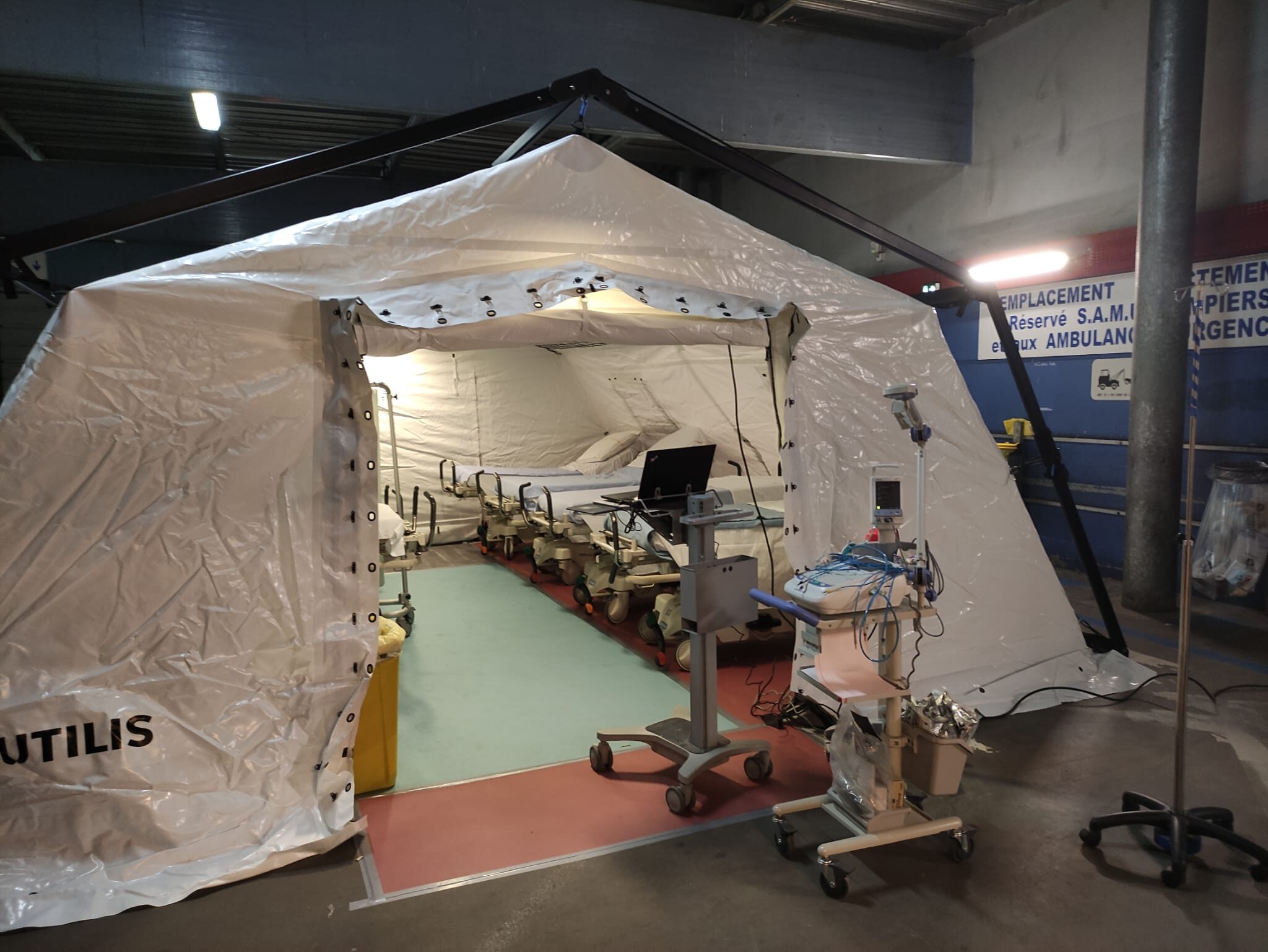Au CHU de Bordeaux, les urgences en crise accueillent les patients sous la tente