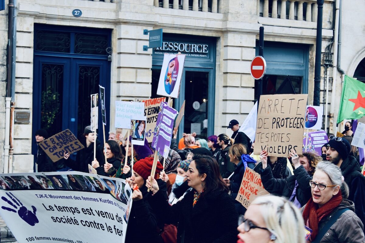 8 mars : des centaines de personnes dans les rues de Bordeaux pour soutenir la « grève féministe »