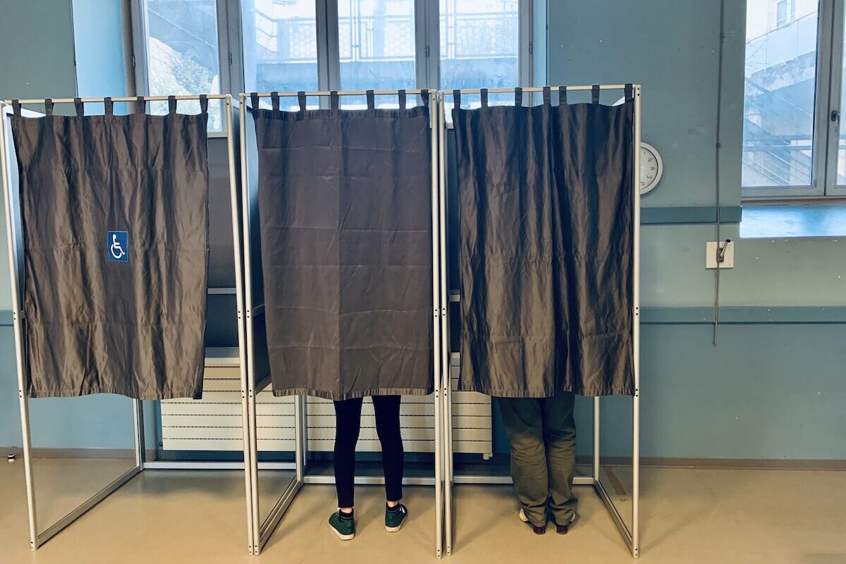 Bureaux de vote : tenue correcte exigée des conseillers municipaux de Bordeaux