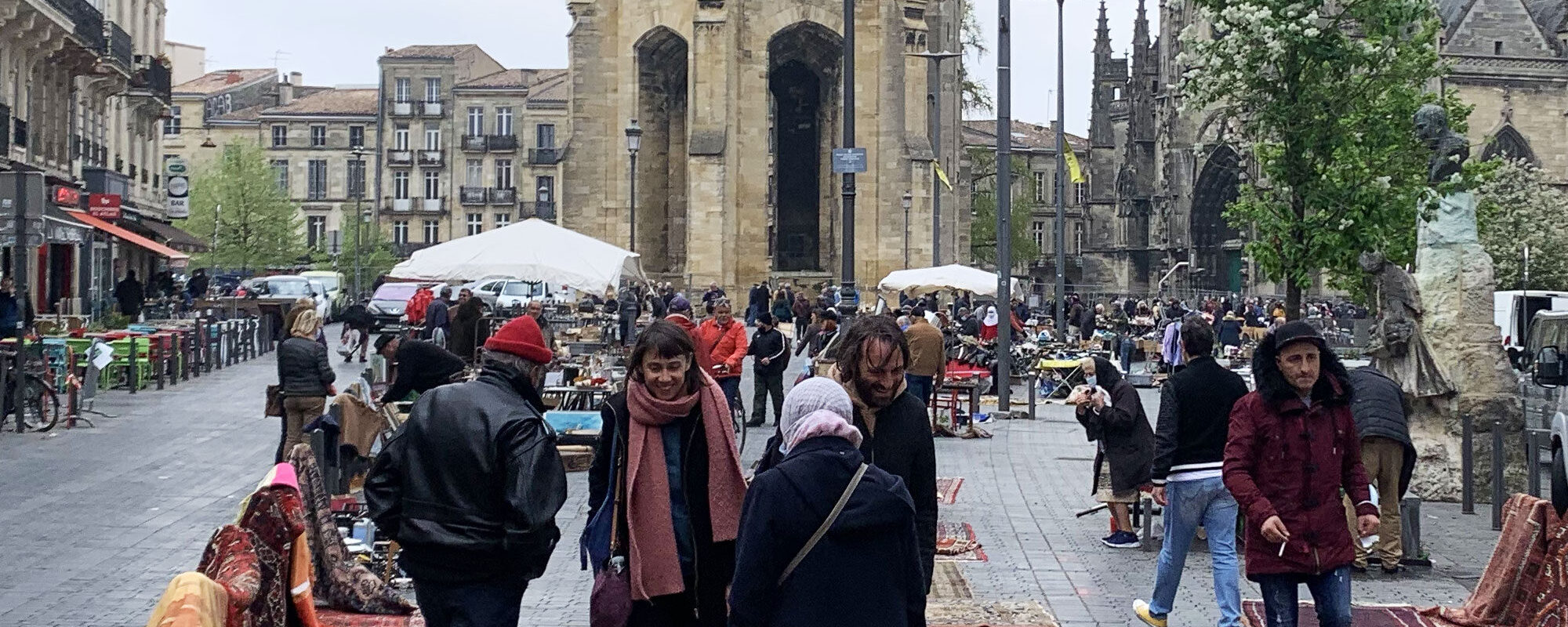 La poire et les marchés coupés en deux entre la place Saint-Michel et les quais