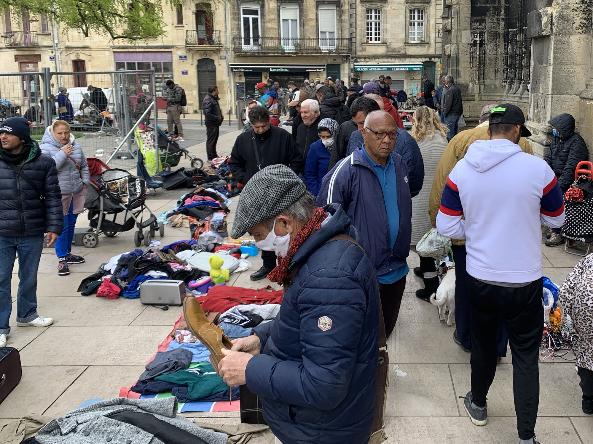 La Poire Et Les Marchés Coupés En Deux Entre La Place Saint-Michel Et ...