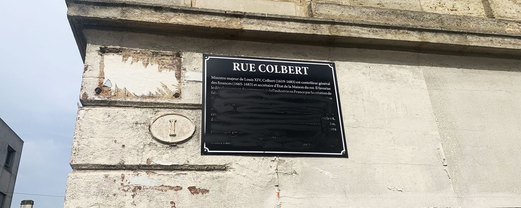 Passé esclavagiste à Bordeaux : les plaques pédagogiques de la rue Colbert vandalisées