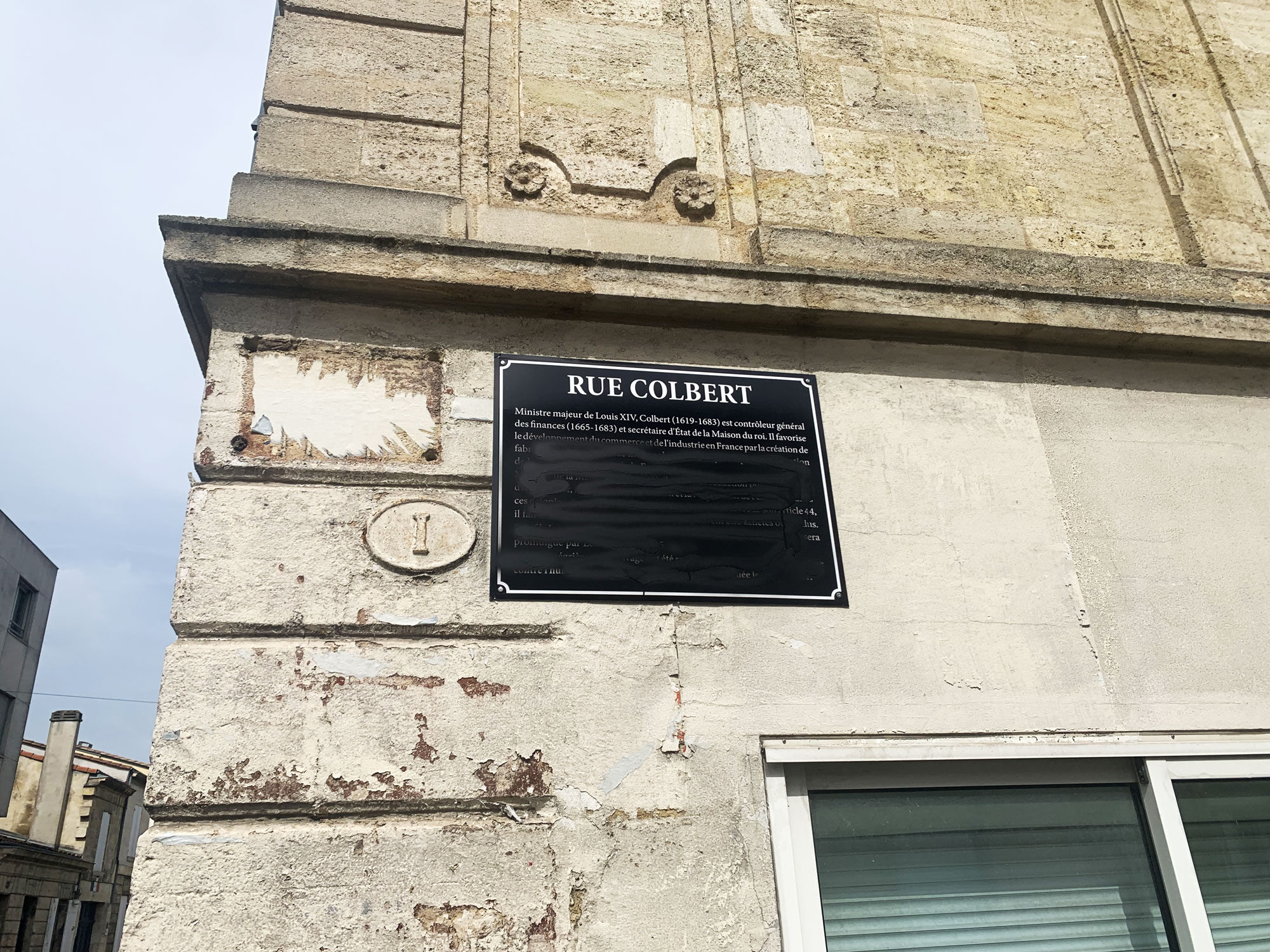 Passé esclavagiste à Bordeaux : les plaques pédagogiques de la rue Colbert vandalisées