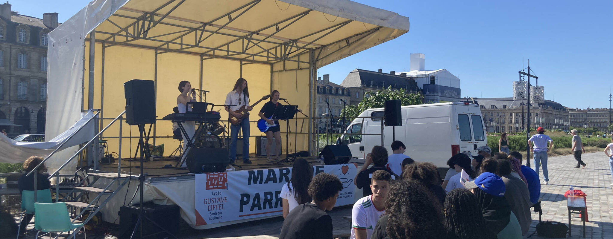 Des lycéens de Bordeaux ont marché pour soutenir des associations humanitaires