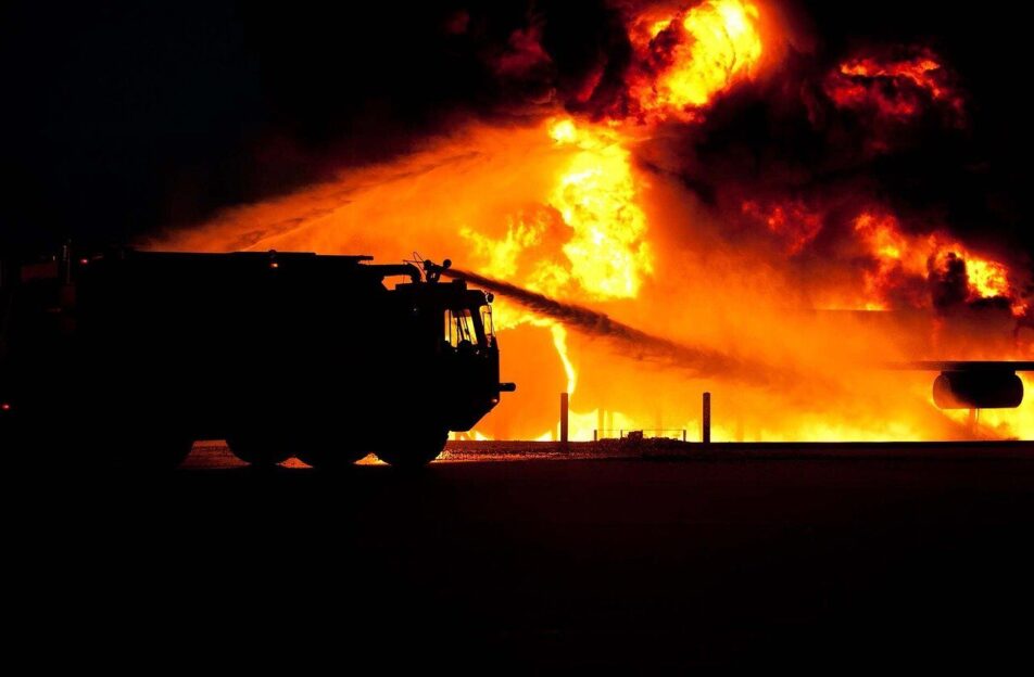 Incendies : plus de 7 000 hectares brûlés et 11 000 personnes évacuées en deux jours en Gironde