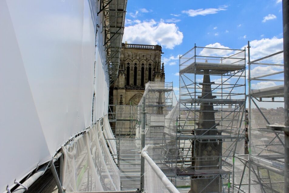 Sur le toit de la cathédrale Saint-André, les couvreurs remuent ciel et terre