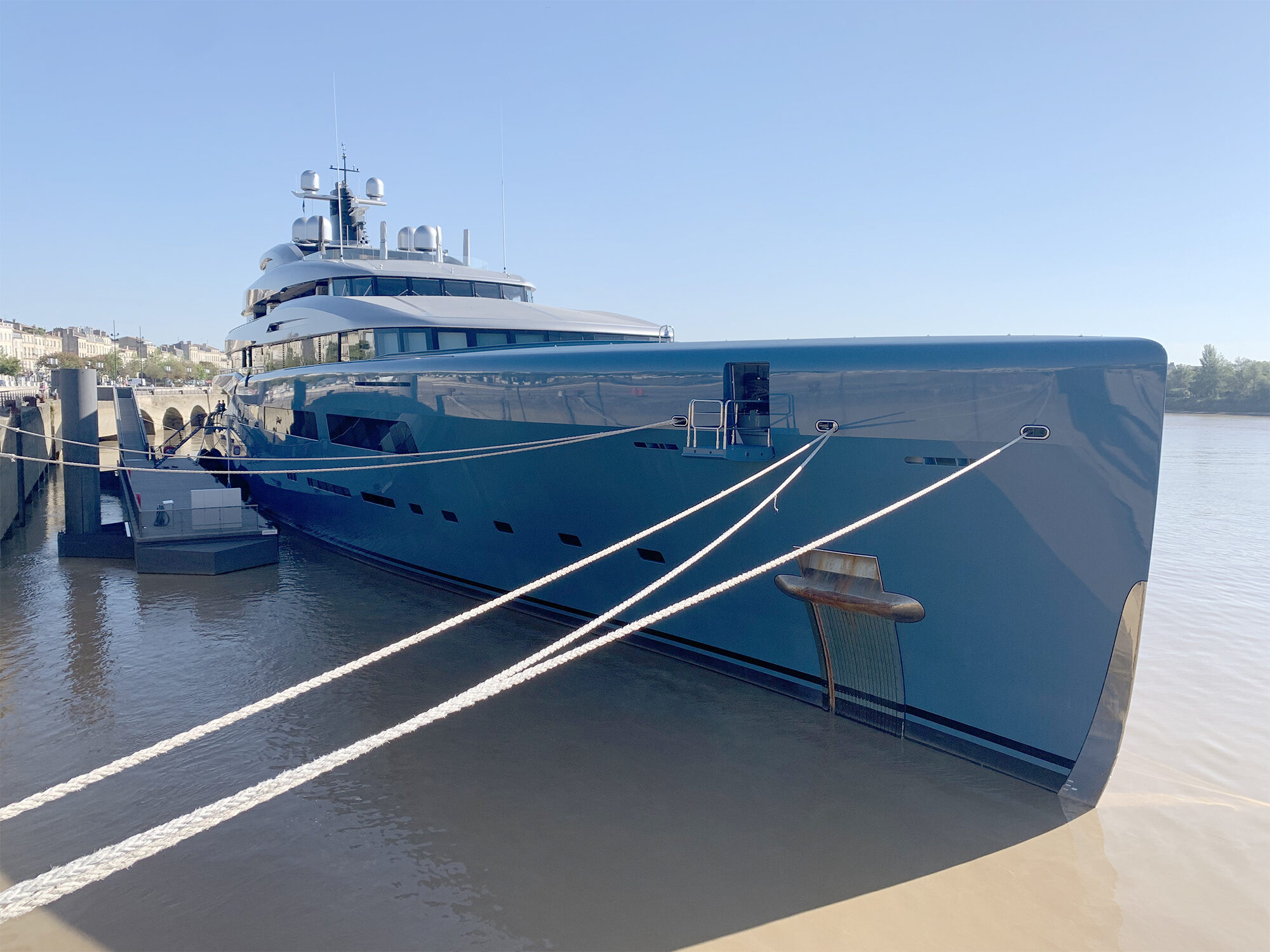 Un yacht de luxe en escale à Bordeaux agace les militants écologistes