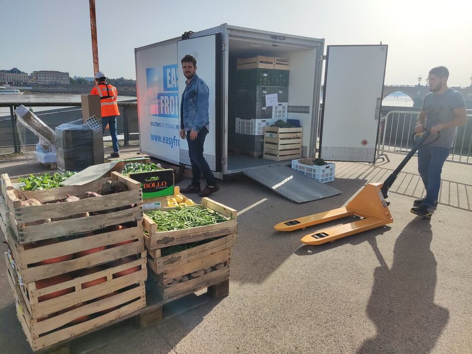 Bateaux et vélos cargo à l’abordage de la livraison de marchandises à Bordeaux