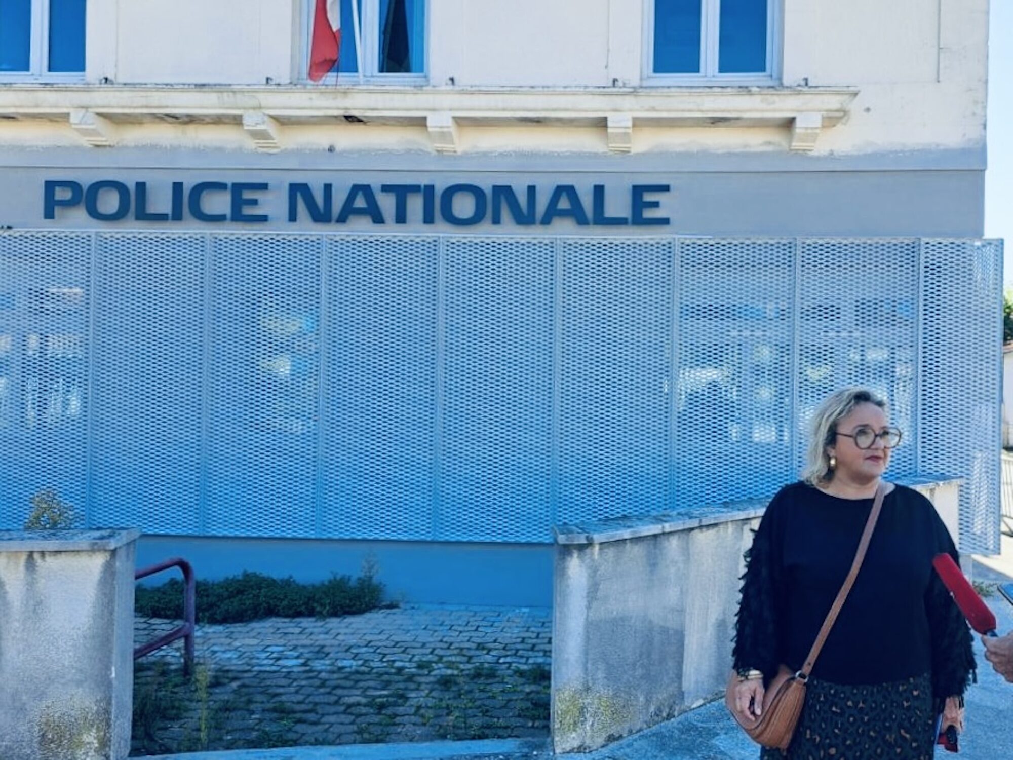 La bâtonnière derrière les barreaux des cellules de police et de gendarmerie dans la métropole de Bordeaux