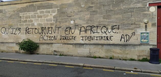 Des tags racistes sur les locaux d’une association de soutien aux immigrés à Bordeaux