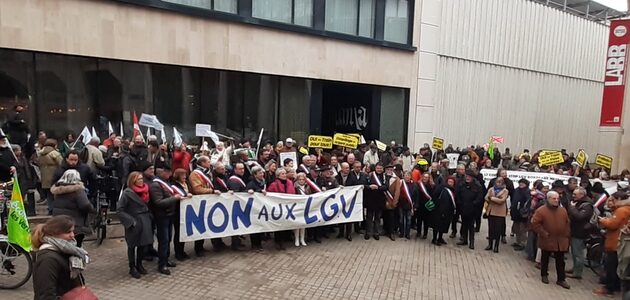 « Il faudra nous passer dessus », prévient un front d’élus anti-LGV réunis à Bordeaux