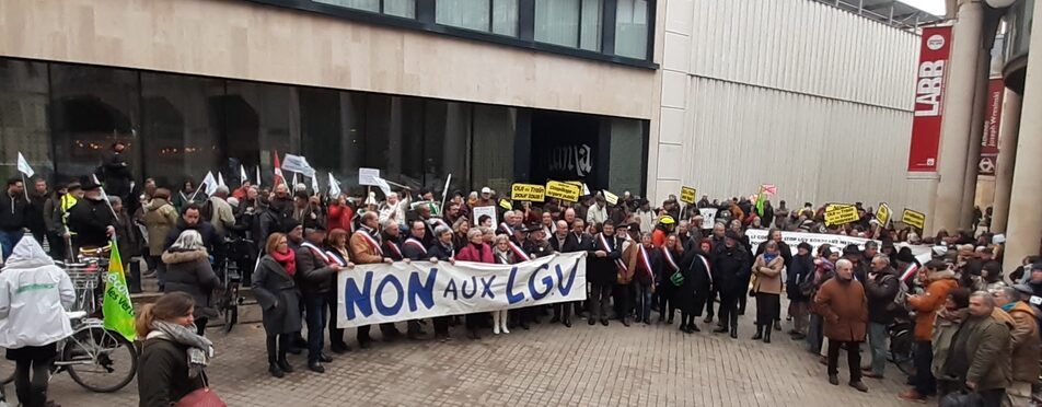 « Il faudra nous passer dessus », prévient un front d’élus anti-LGV réunis à Bordeaux