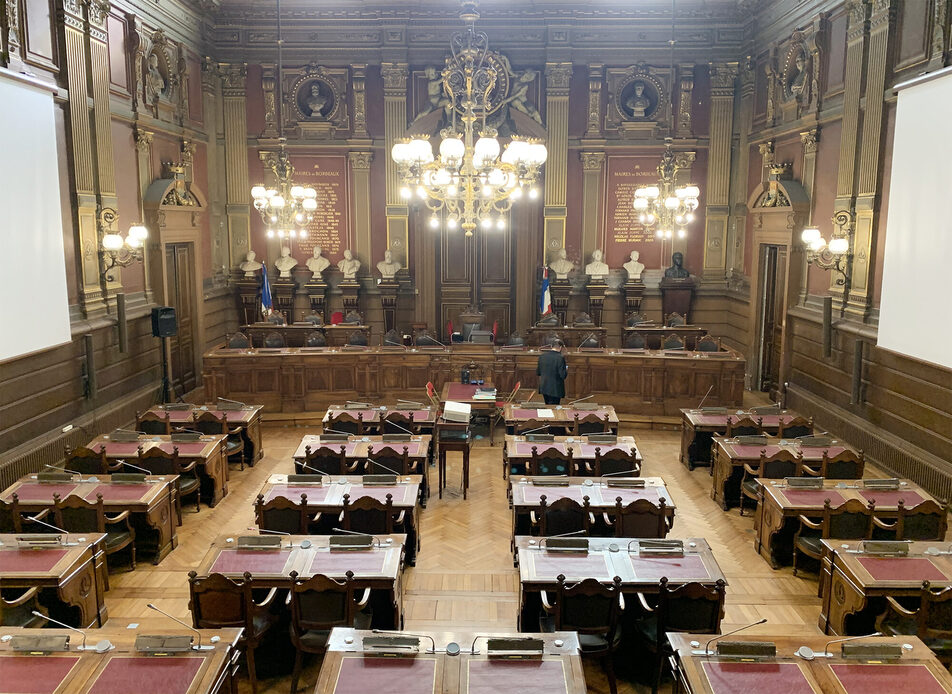 Taclée par la droite sur le « recul démocratique », la mairie de Bordeaux promet un « grand dialogue citoyen »