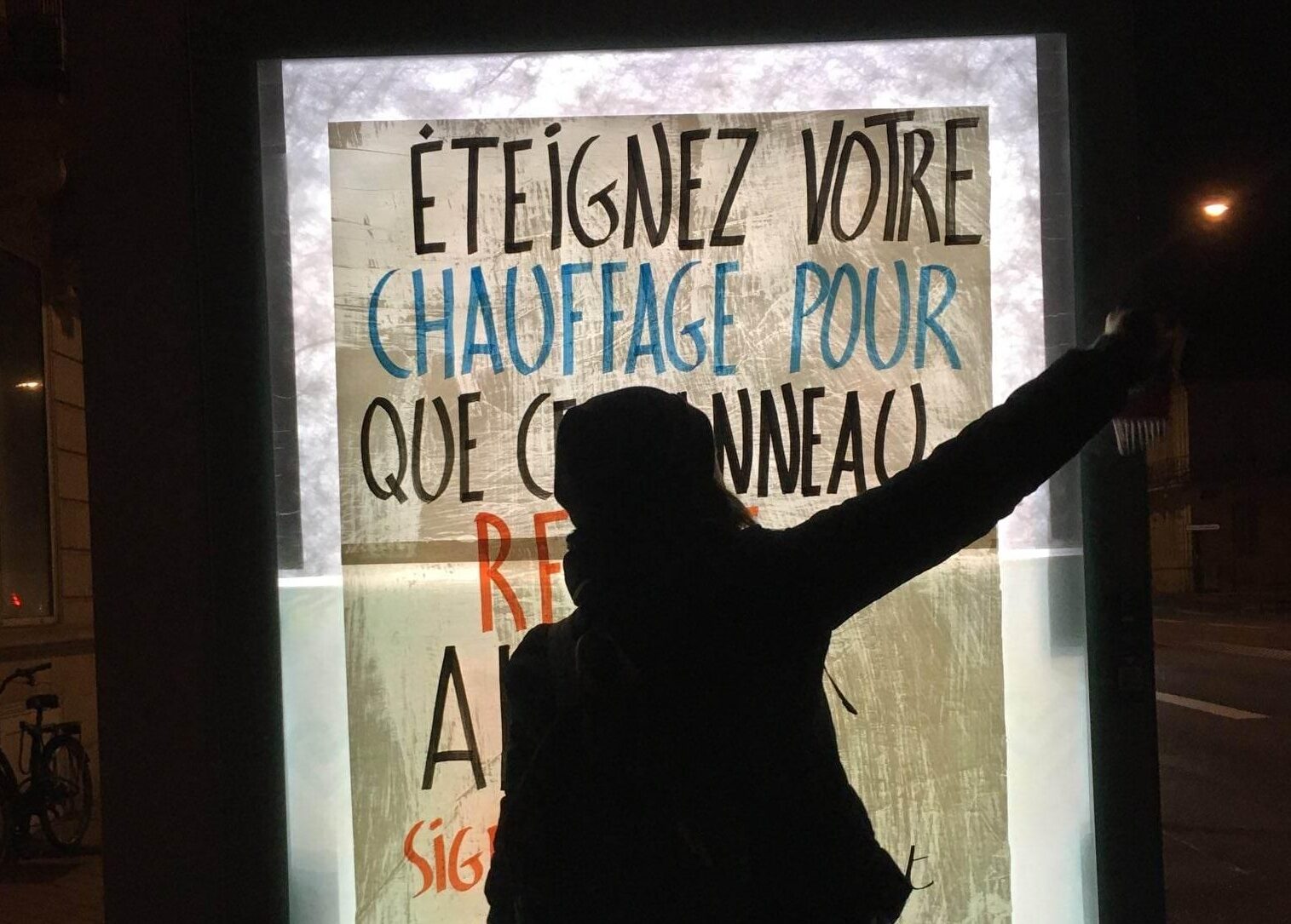 Extinction Rebellion Bordeaux promet un « tsunami » d’actions contre la publicité et la pollution lumineuse