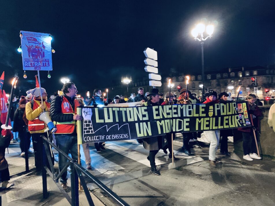 200 manifestants, flambeaux à la main, contre la réforme des retraites à Bordeaux