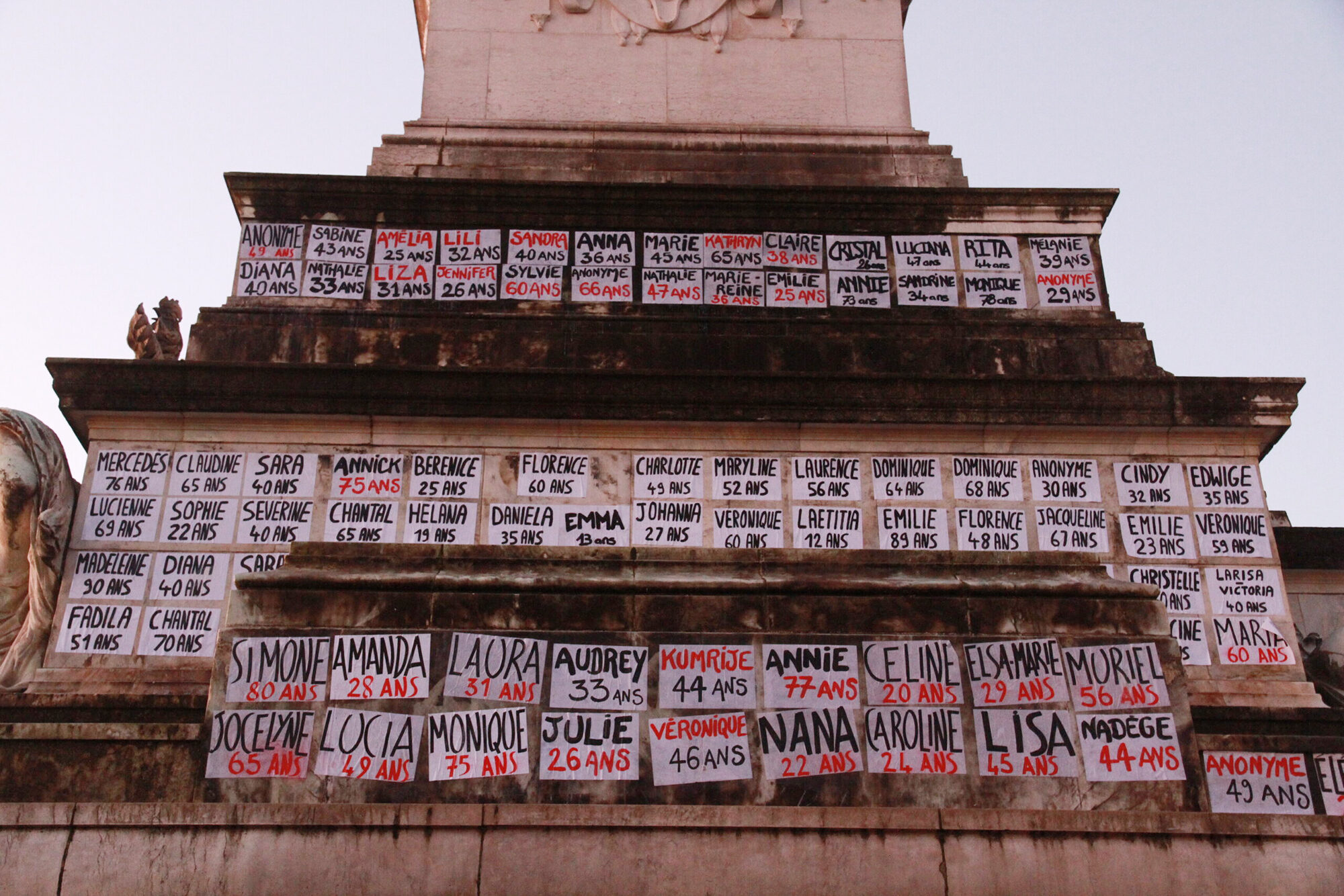 147 noms de victimes de féminicides sur le monument aux Girondins pour la Saint-Valentin
