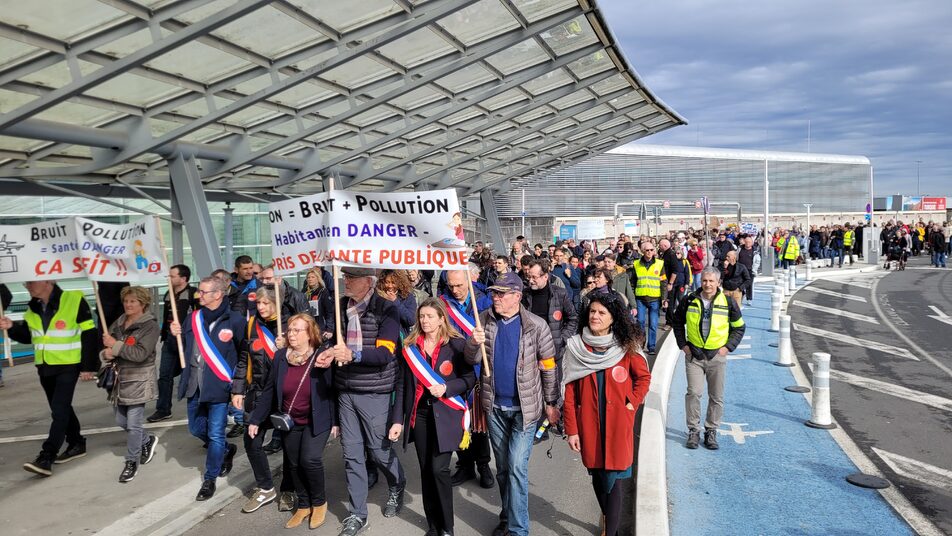 Aéroport de Bordeaux-Mérignac : plus de 300 riverains et élus dénoncent « le mépris de la santé publique »