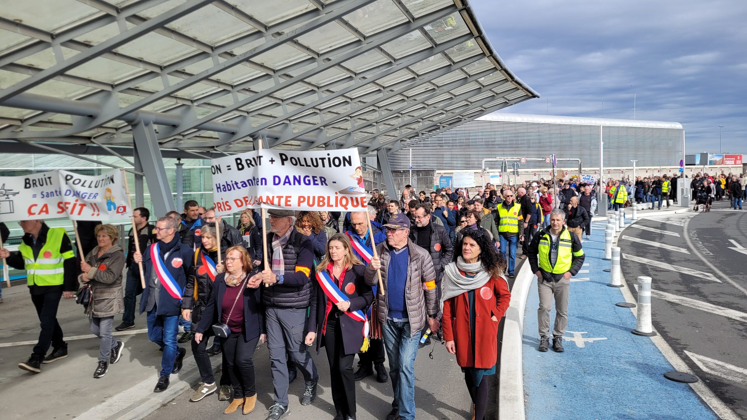 Aéroport de Bordeaux-Mérignac : plus de 300 riverains et élus dénoncent « le mépris de la santé publique »