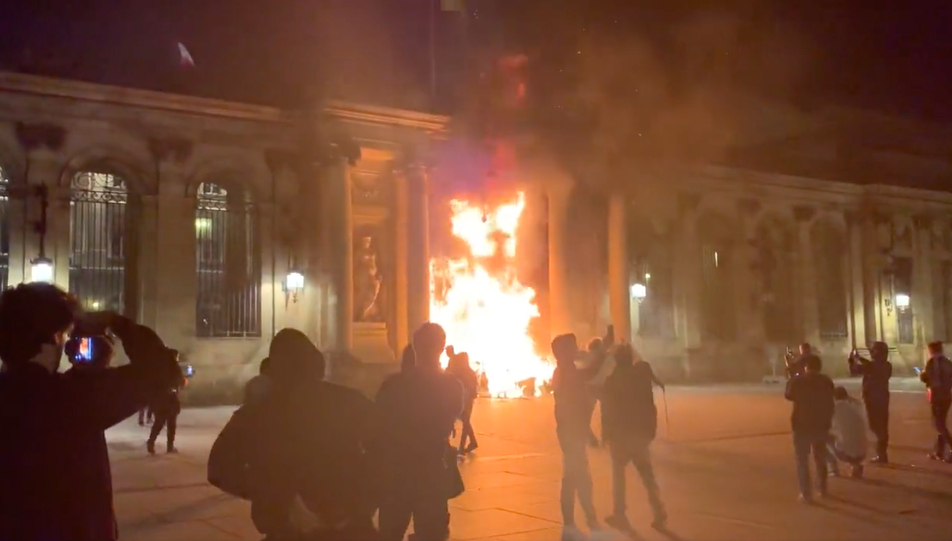 Cinq casseurs en garde à vue suite à l’incendie du portail de la mairie de Bordeaux