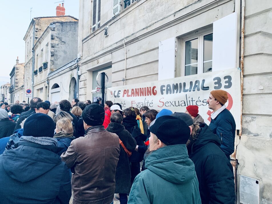 « Nous avons décidé de ne plus nous taire » : à Bordeaux, un rassemblement devant le Planning familial contre l’extrême-droite
