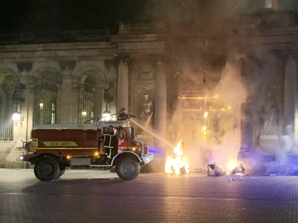 Un suspect mis en examen pour l’incendie du portail de la mairie de Bordeaux