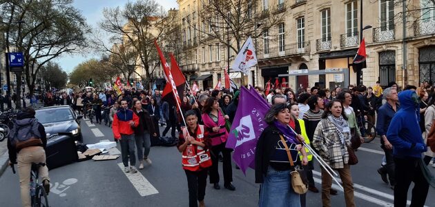 Réforme des retraites : après le 49.3, manif sauvage et intersyndicale galvanisée à Bordeaux