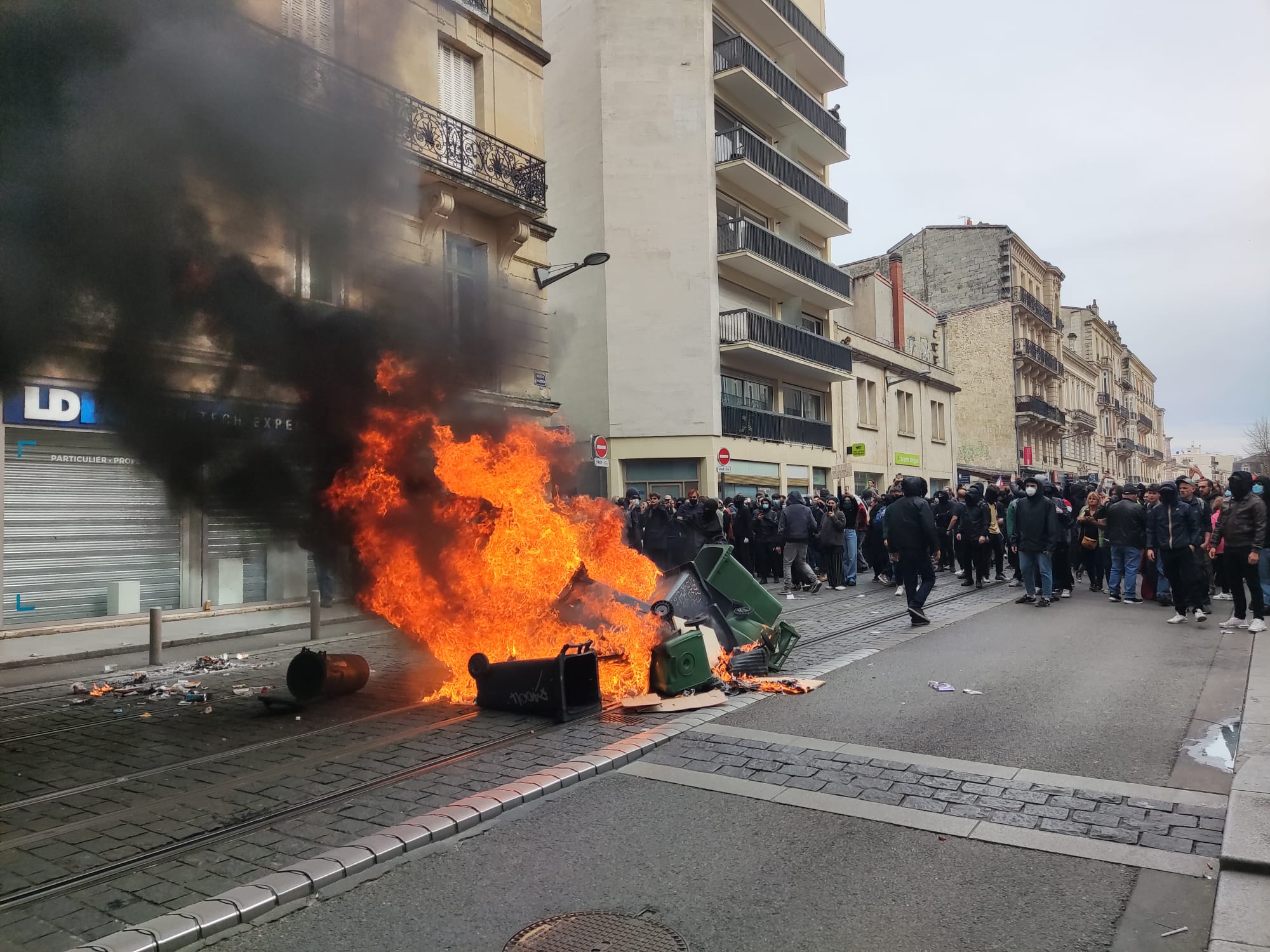 Au cœur des black blocs qui ont mis le feu à Bordeaux et sa mairie